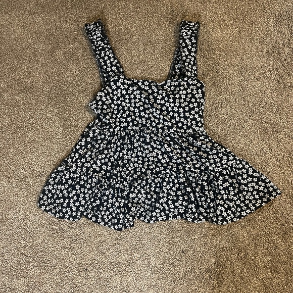 SO Tops - SO Floral Black and White Sleeveless Babydoll Top Sz Medium